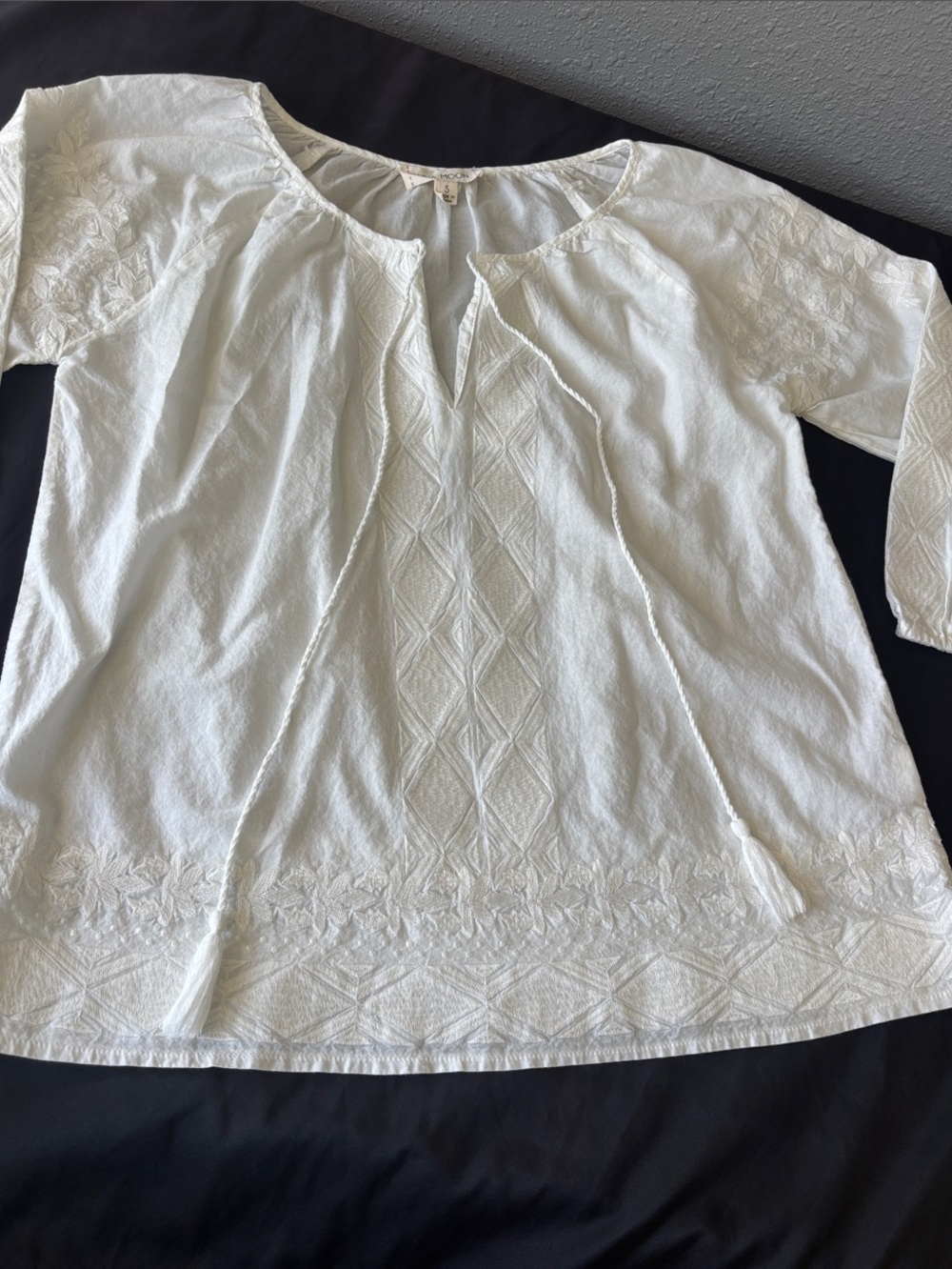 Luna Moon Ivory Embroidered Peasant Top- Sz Small- New without tags